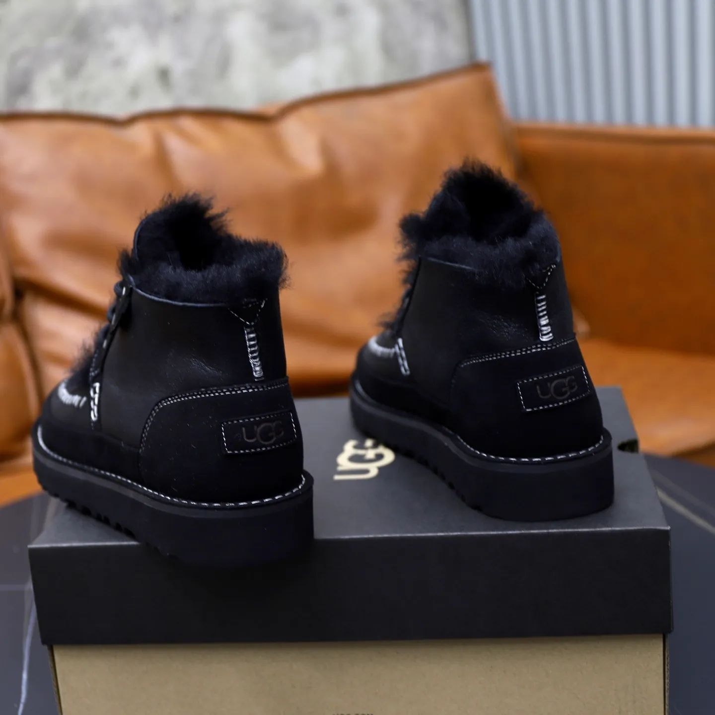 Ex-factory price: 620💰Thick wool imported from Australia Brand: UGG genuine purchase (fur integrated) Size: 39-44 (45 customized) Grade: Official website 1:1 Material: First layer of genuine leather waterproof and antifreeze upper Real wool lining Original non-slip and wear-resistant outsole Style category: Men's casual shoes Trendy style Comfortable on the feet Color: Official website color synchronization